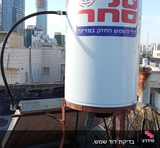 דוד שמש על גג עם צינורות וחיבורים